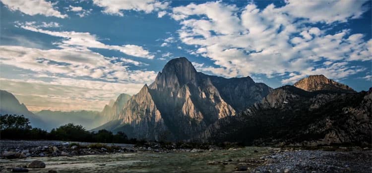 Este parque abarca 
<a href="https://www.gob.mx/semarnat/articulos/parque-nacional-cumbres-de-monterrey" target="_blank">177,395 hectáreas de superficie</a> en la parte norte de la Sierra Madre Oriental. Alberga a las comunidades vegetales de mayor valor ecológico del norteño estado de Nuevo León, principalmente bosques de pinos y encinas, así como pastizales y diversas composiciones florísticas a lo largo de los ríos y cañadas.
<br>
<br>Además, se han registrado 1,368 especies de flora y fauna en el parque, 73 consideradas en peligro de extinción, amenazadas, endémicas o bajo protección especial. Entre otras, destacan el coyote, el puma, el tejón, el mapache, el venado cola blanca, el tlacuache, el armadillo, el jabalí, la zorra gris, el halcón peregrino y el jilguero americano.