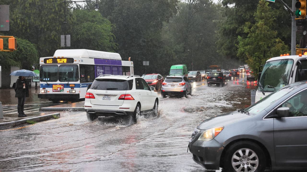 Declaran estado de emergencia en zonas de NY por inundaciones repentinas: resumen de las noticias del día