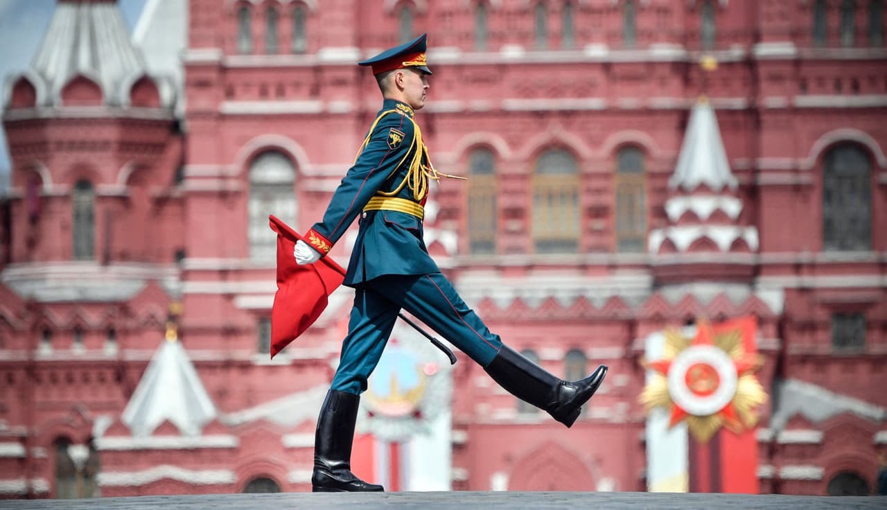 Una guardia de honor rusa marcha en la Plaza Roja. 
<b>Una encuesta reciente realizada por el respetado Centro Levada independiente encontró que el 82% de los rusos siguen preocupados por la campaña militar en Ucrania.</b>