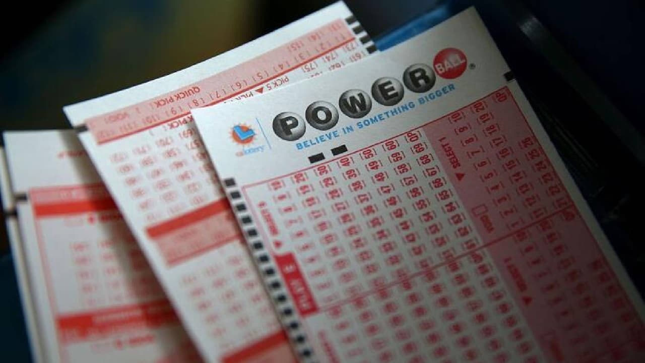 EXTRA. El premio mayor más grande 
<b><a href="https://www.univision.com/local/arizona-ktvw/mega-millions-cuantas-veces-ganado-premio-mayor-arizona">ganado en Arizona</a></b> fue por 
<b>$587,5 millones de Powerball</b>, entregado el 28 de noviembre de 2012 a 
<b>Matthew Good</b>.