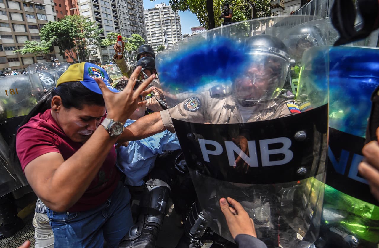 Algunos activistas lograron acercarse y atacar a los policías. Centenares de opositores bloquearon por más de una hora la principal autopista, que enlaza el este y oeste de la capital venezolana, generando caos vehicular.