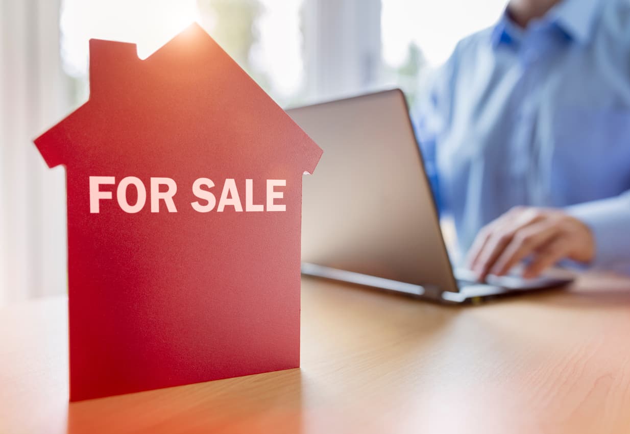 Para las personas que no tienen mucho dinero para depósito inicial existen diversos programas a los que puedes acceder como el 
<a href="https://www.hud.gov/buying/loans" target="_blank">Federal Housing Authority loans (FHA)</a>, para las personas que compran casas por primera vez. 
<a href="https://www.benefits.va.gov/homeloans/" target="_blank">Préstamos VA para veteranos</a> y miembros activos del servicio militar, e Hipotecas Posibles de Vivienda para compradores con ingresos bajos o medios.