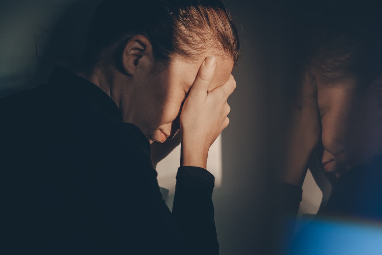 Las adolescentes en EEUU están inmersas en una “creciente ola de tristeza, violencia y trauma”, revela alarmante reporte de los CDC