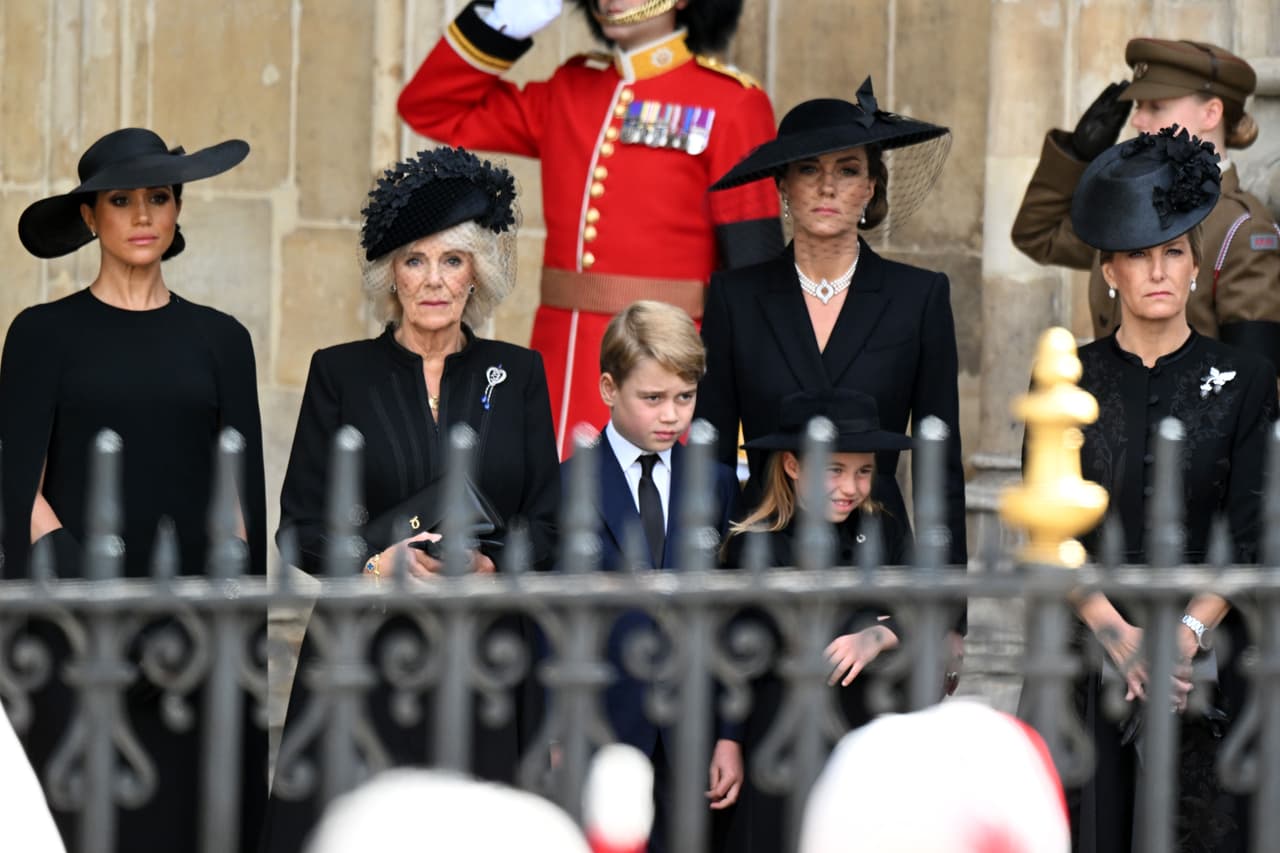 Kate Middleton, Meghan Markle y Camilla Parker se esmeraron en su vestimenta y quisieron honrar a la soberana con su elección de joyas en el último acto para cerrar los homenajes a la fallecida reina.