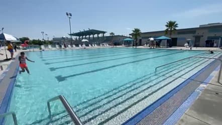 “El Centro Comunitario y Complejo Acuático de North Natomas es una ventaja para la región de Sacramento que brinda a nuestras familias más oportunidades recreativas. Además, este proyecto ha generado más de 1000 puestos de trabajo locales, ha contribuido a la economía local y seguirá proporcionando empleo a largo plazo a Sacramento”, resaltó la vicealcaldesa, Angelique Ashby.