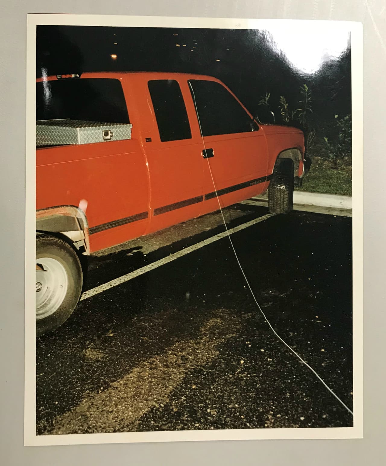La policía colocó este cable para mantener comunicación telefónica con Saldívar y grabar la conversación con ella durante las largas horas en que estuvo parapetada en la camioneta.