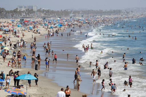 Si bien las playas puede ser un escape para algunos hay que tener cuidado con el sol. Si va a la playa o es necesario que permanezca bajo el sol, utilizar bloqueador solar con factor de protección al menos de 15. Además, debes tener en cuenta que en medio de la pandemia el uso de mascarillas y guardar la distancia son obligatorios.