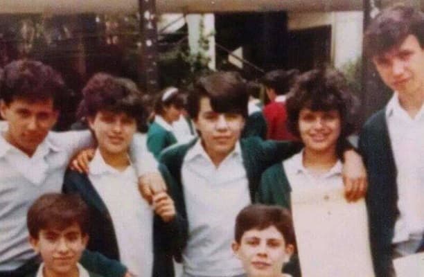 Adrián con sus compañeros de secundaria, época que recuerda con mucha nostalgia.
