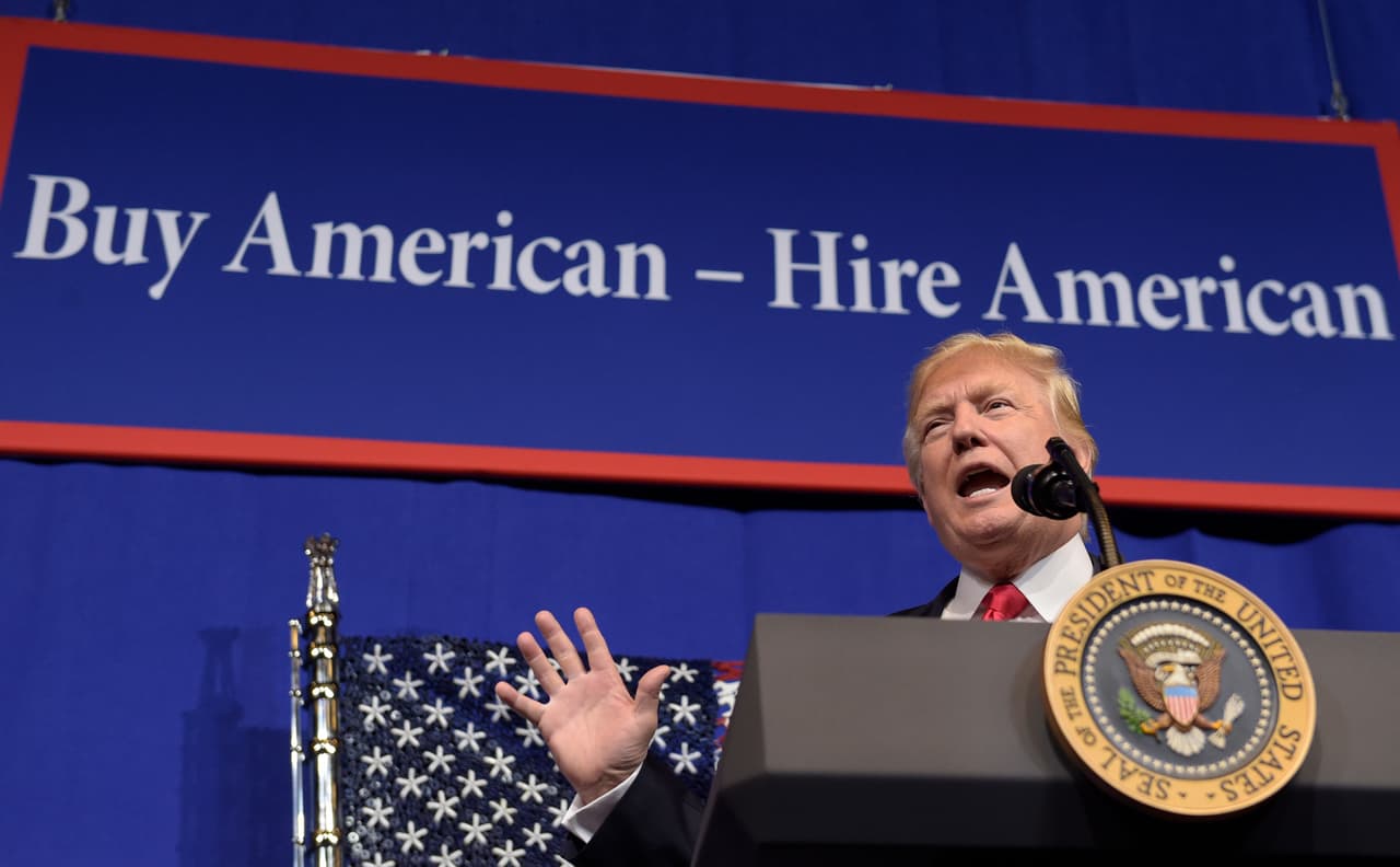 <b>“Compra estadounidense, contrata estadounidense”.</b> El presidente firmó en abril de 2017 una orden ejecutiva con la que pretende 
<a href="https://www.univision.com/noticias/inmigracion/trump-firma-orden-ejecutiva-para-endurecer-el-control-sobre-las-visas-h-1b">controlar la asignación de visas H-1B</a> para trabajadores extranjeros profesionales. Aseguró en un evento en Kenosha, Wisconsin, que las visas H-1B “deberían ser dadas a los solicitantes más preparados y mejor pagados, y nunca deberían ser usadas para reemplazar a estadounidenses".