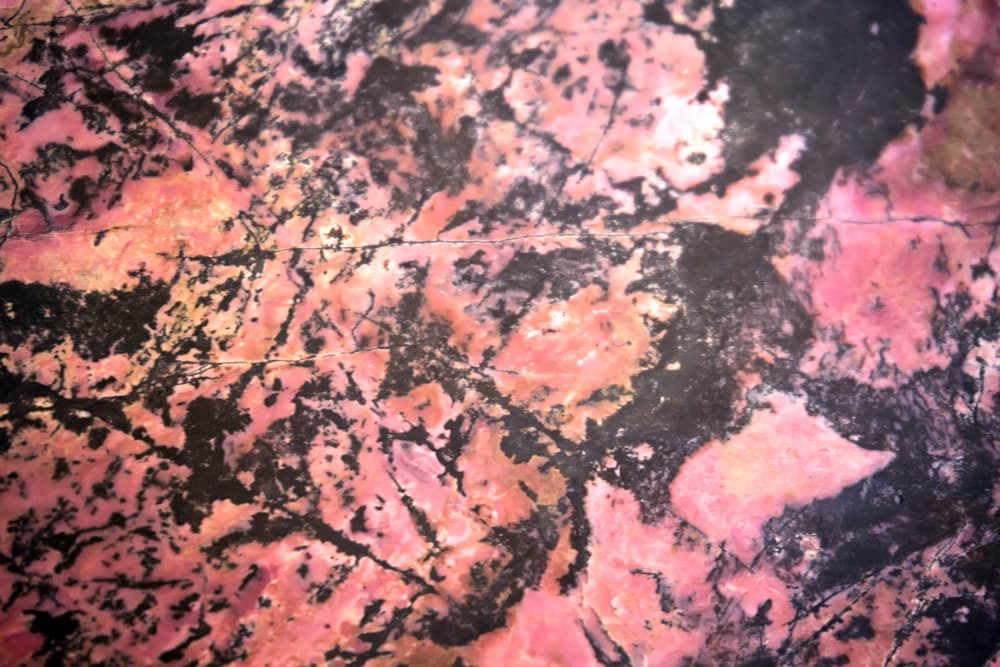 <b>- Rodonita. </b>De color rosado con visos de tonos oscuros, se le conoce como el cristal del rescate, pues carga una alta vibración de sanación emocional. Te traerá energía de perdón, compasión y te ayudará a superar temores sobre relaciones futuras.