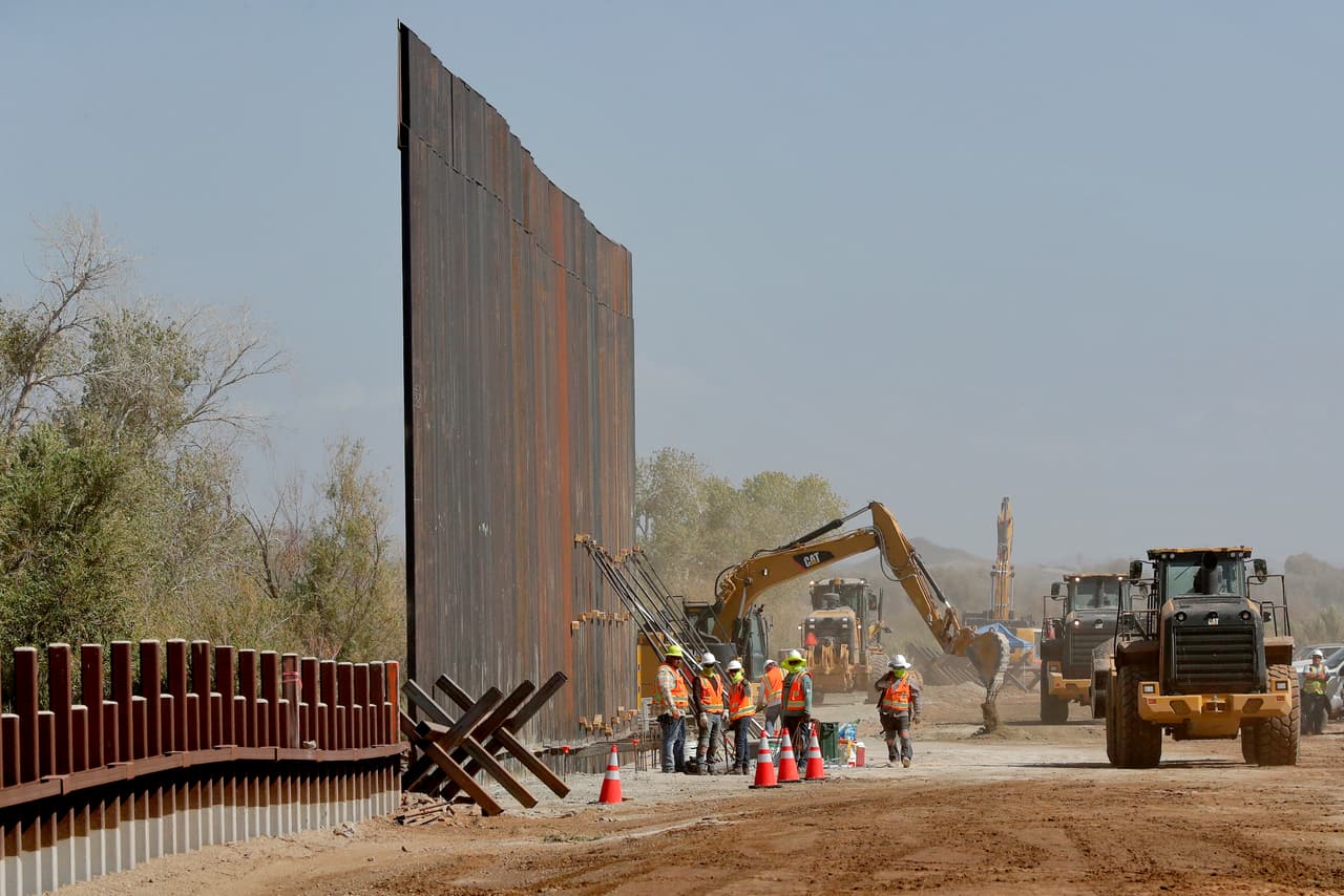 Entregan al Ejército casi 30 hectáreas de tierras públicas para infraestructura del muro de Trump