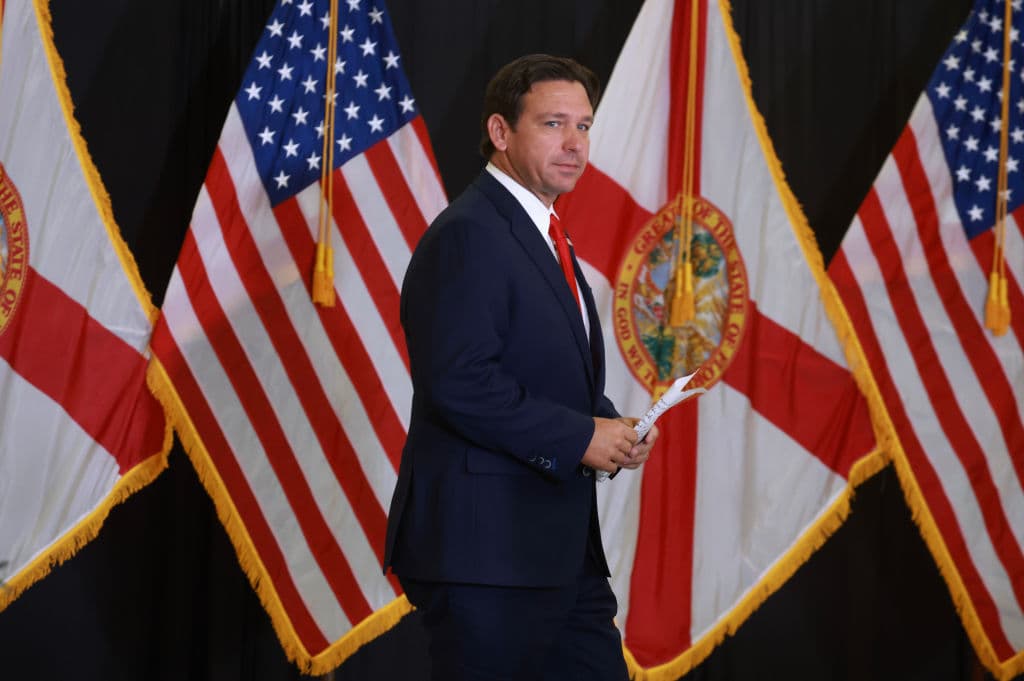 DeSantis firma cinco nuevas leyes que transforman ambiente, emergencias y relaciones internacionales
