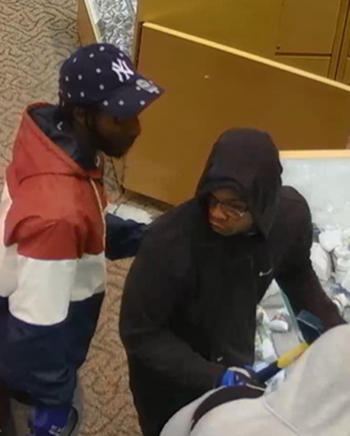Según oficiales, 
<a href="https://www.facebook.com/modestopolice/posts/10162103614850043?__tn__=-R" target="_blank">los hombres entraron a Vintage Faire Mall un poco antes de las 5 pm y rompieron los vidrios de los exhibidores</a> de joyas en el negocio Valliani Jewelers.