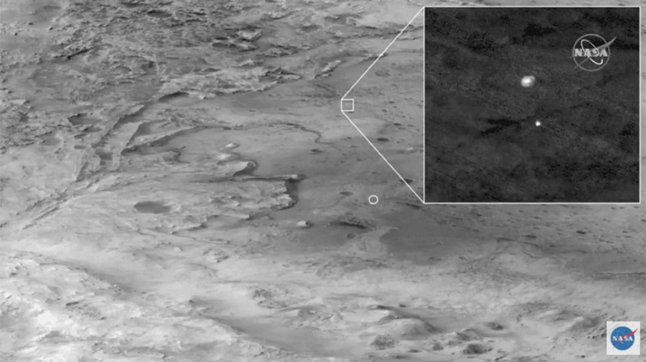 <b>Una vista satelital del descenso. </b>El 
<i>Mars Reconnaissance Orbiter</i>, uno de los satélites de NASA que orbita nuestro planeta vecino, captó el descenso del Perseverance al momento de desplegar el paracaídas. Perseverance 
<a href="https://mars.nasa.gov/mars-exploration/missions/?page=0&per_page=99&order=date+desc&search=&category=172"><u>es el quinto rover enviado por la NASA a la superficie del planeta rojo</u></a>, tras Pathfinder, Spirit, Opportunity y Curiosity.
