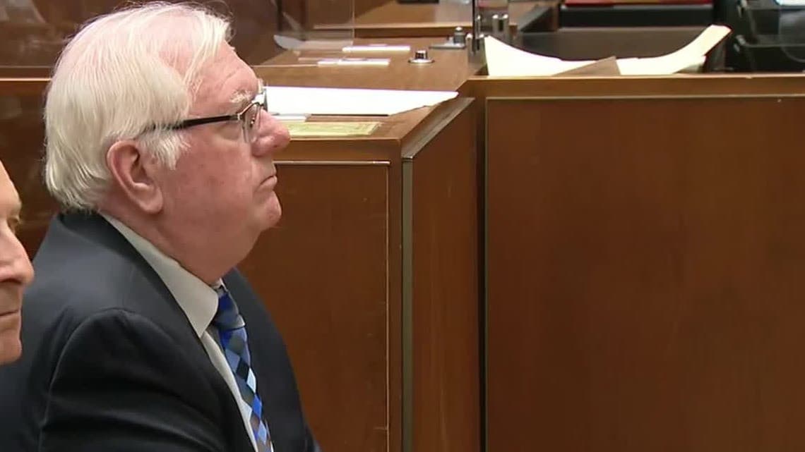Ferguson se declaró "no culpable", pero quedó suspendido de su puesto. El hombre, de 72 años entonces, entregó su pasaporte y se le colocó un monitor electrónico.