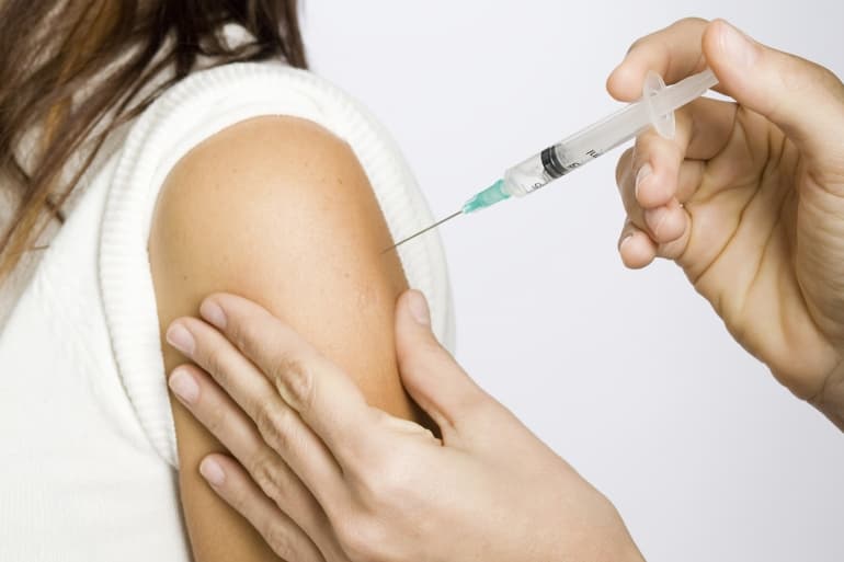<b>Vacunarse</b>
<br>
<br>Según la Dra. Trish Perl, en un artículo de 
<i>NY Times</i>: 
<b>“</b>Ni la gripe ni la neumonía bacteriana parecen afectar al riesgo de una persona de contraer una infección por coronavirus o de enfermar gravemente. Pero es posible que el coronavirus, al lesionar las células pulmonares, pueda aumentar la posibilidad de contraer la neumonía”.