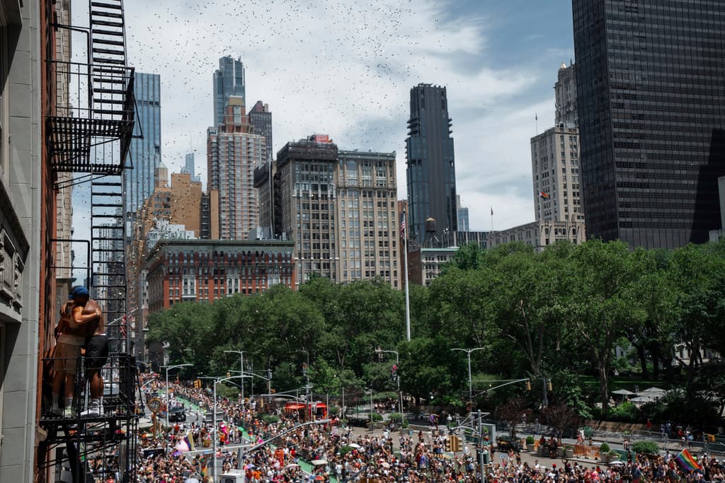 Donald Trump, nacido en Nueva York, donde aún mantiene gran parte de su imperio, ganó en las elecciones de noviembre 2024 la presidencia de los Estados Unidos. En enero de 2025, tan pronto asumió el poder, intentó eliminar a las personas transgénero de las fuerzas armadas y prohibió que los programas de salud federales cubran 
<b><a href="https://www.univision.com/noticias/salud/trump-anuncia-norma-que-revoca-la-proteccion-de-la-salud-para-personas-transgenero" target="_blank">cirugías de afirmación de género</a></b>. 
<br>También lucha para que se les impida a los jóvenes trans participar en competencias deportivas, representando un género distinto al cual nacieron.