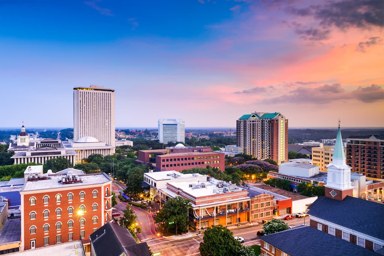 <b>Puesto 8. Tallahasse (Florida)</b>
<br>
<br>Tasa de ejecuciones hipotecarias: 1,938 unidades de vivienda por cada ejecución hipotecaria (total de solicitudes: 88).
<br>
<br>Precio promedio de las viviendas: 200,000 dólares.
<br>
<br>Total de unidades de vivienda: 170,529.
<br>
<br>Población: 382,197 habitantes.
<br>