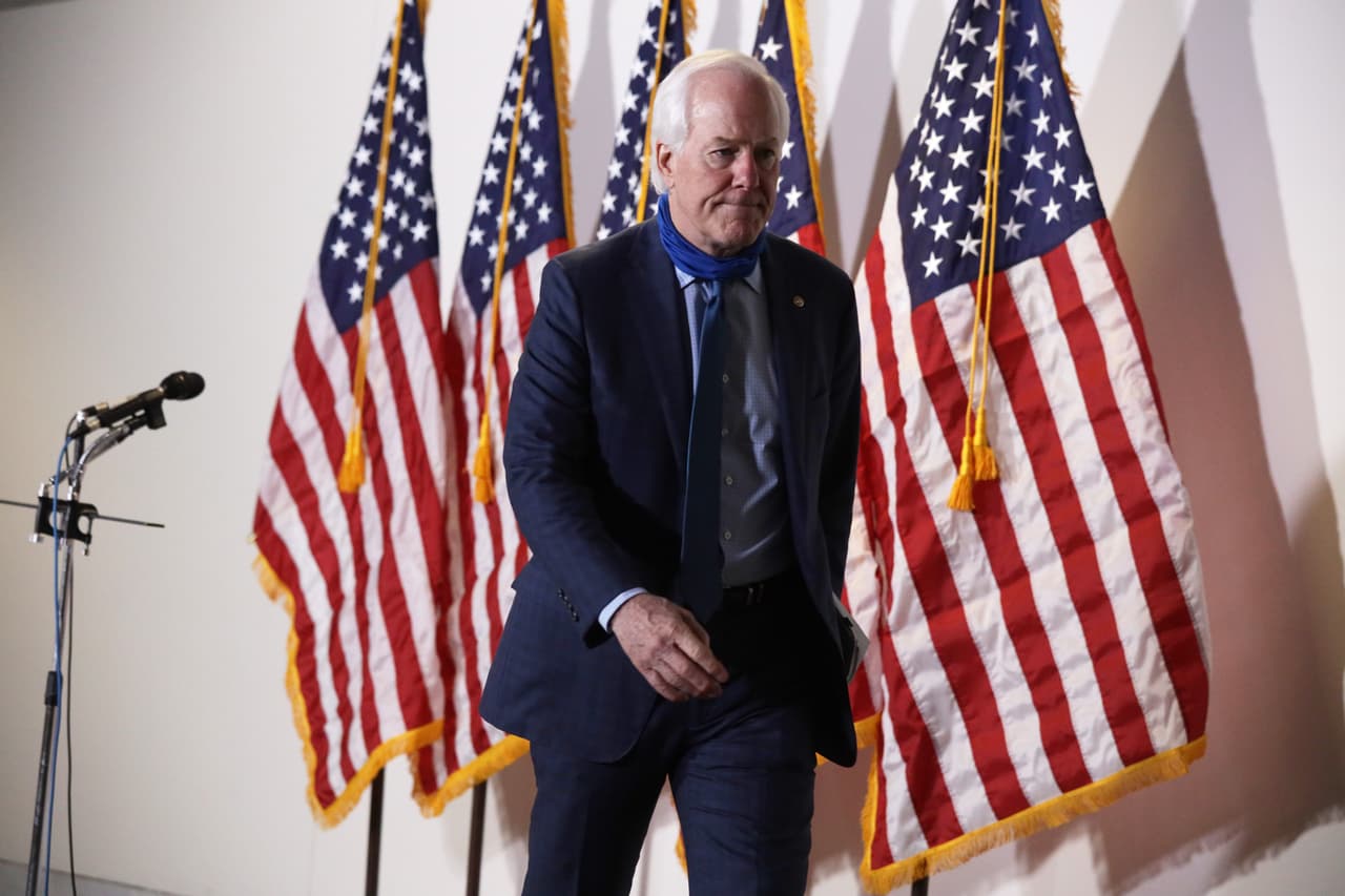 El senador John Cornyn, quien ocupa el puesto desde 2002 y el 3 de noviembre ganó su cuarta reelección, fue claro sobre su postura frente al recurso presentado por el fiscal texano Ken Paxton. "He leído el sumario [de la demanda] y francamente, me cuesta trabajo entender el fundamento legal que lo sustenta", declaró a la cadena CNN. Cornyn, no obstante, ha evitado llamar "presidente electo" a Biden y ha sido señalado por su silencio ante las acusaciones sin pruebas 
<a href="https://www.businessinsider.com/gop-sen-john-cornyn-criticizes-lawsuit-aimed-overturning-biden-win-2020-12?r=MX&IR=T" target="_blank">de un supuesto fraude hechas por Donald Trump</a>.