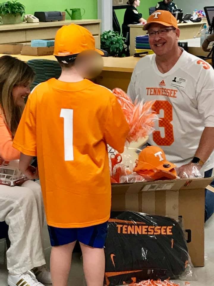El niño, está obsesionado con la Universidad de Tennessee y por eso dibujó el logotipo en una hoja de papel y después la pegó a una camisa suya de color naranja.