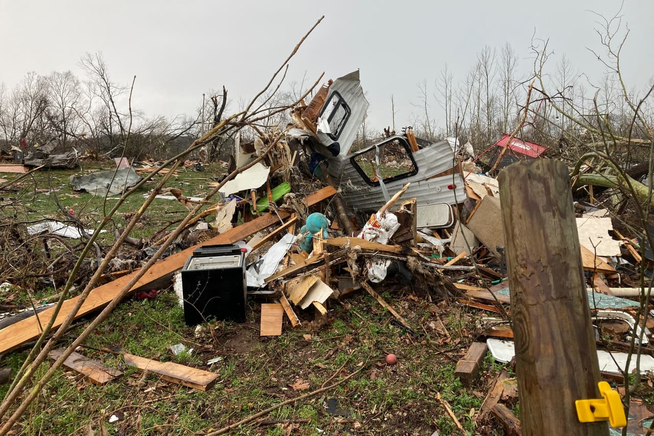 Unos 85 millones de personas permanecen en alerta en el país por un sistema de tormentas que se desplaza hacia el centro de Estados Unidos, tras pasar por los estados de Iowa, Illinois, Missouri y Michigan, donde se han reportado una decena de tornados en las últimas horas. 
<br>
<br>La nueva tragedia ocurre días después de que 
<a href="https://www.univision.com/noticias/meteorologia/muertos-tornados-estados-unidos" target="_blank">más de 30 personas fallecieran por el paso de intensos tornados,</a> que dejaron miles de viviendas destrozadas, decenas de miles de hogares sin electricidad y el colapso del tejado de una sala de conciertos.