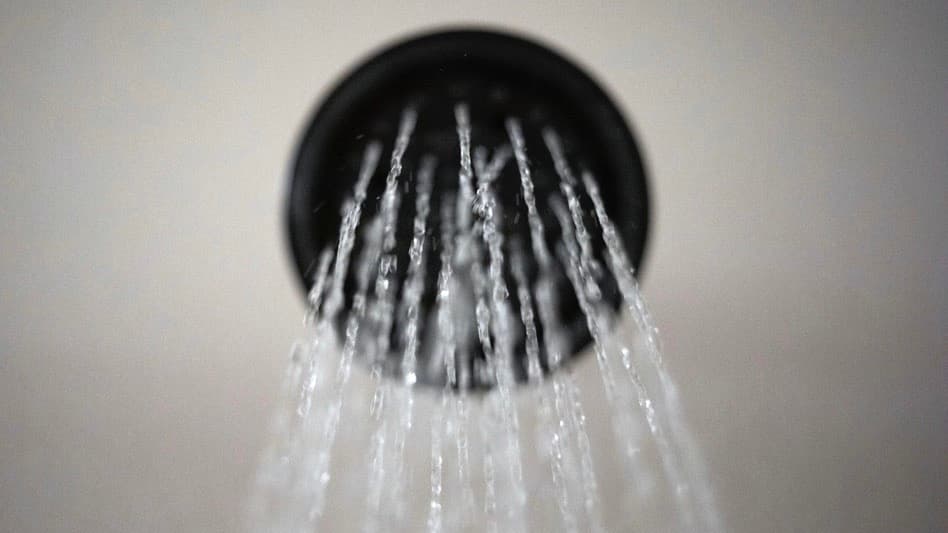 Trump se preocupa por las duchas con poca agua: firma un decreto y revierte normativa ambiental