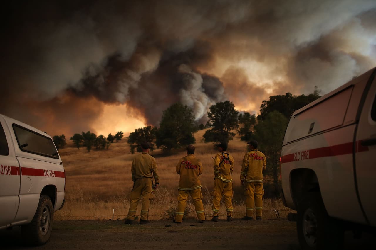 "Se espera que el fuego tenga una actividad significativa y posibilidades de que siga creciendo", estimó el Cal Fire.