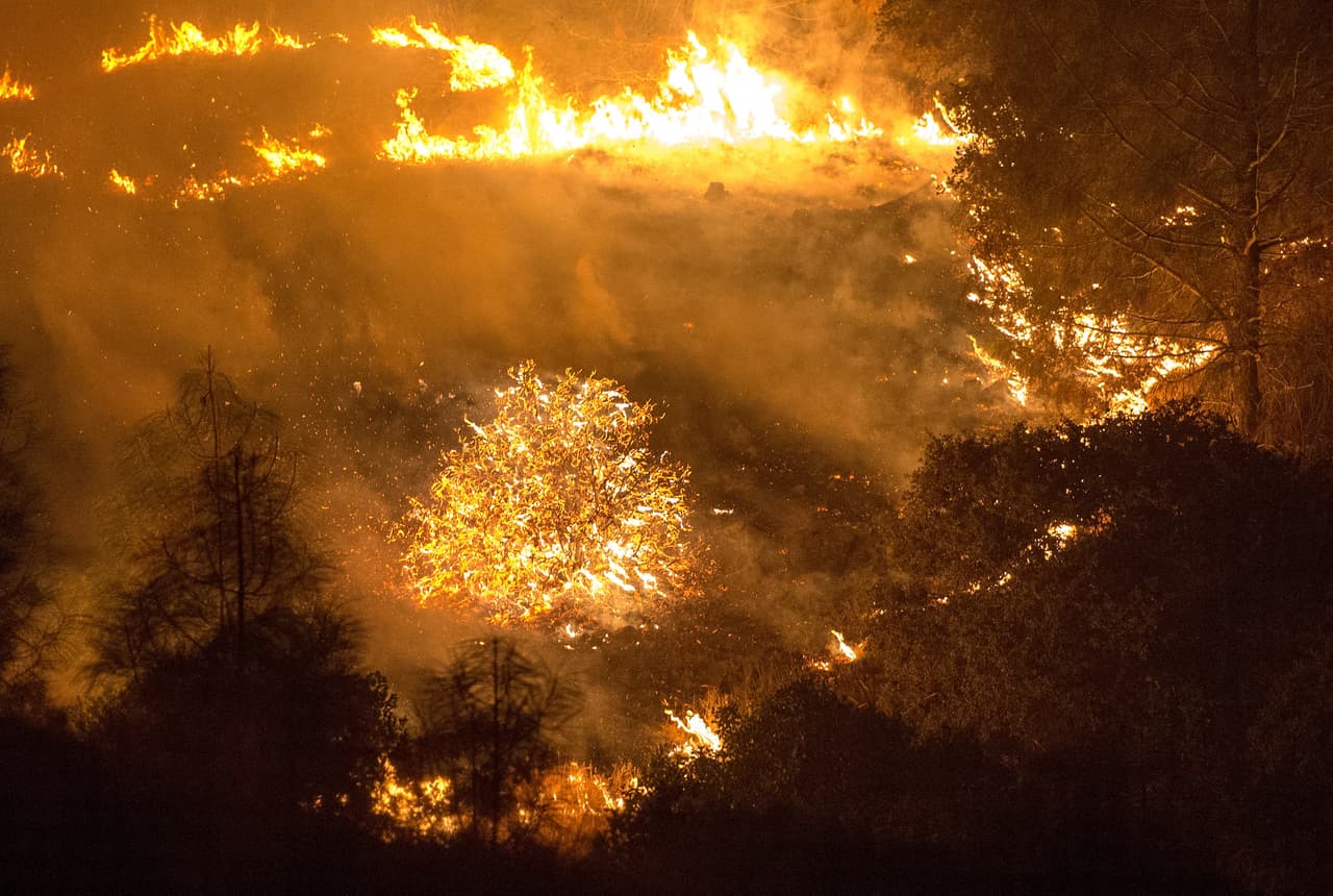El clima de este domingo podría, finalmente, convertirse en aliado de los cientos de bomberos que trabajan en la zona.