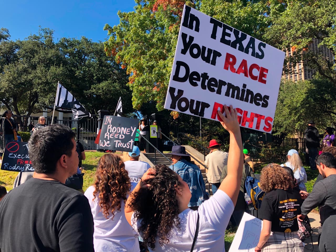 Sin embargo, el caso al parecer ha dado un giro. El 15 de noviembre, el Tribunal de Apelaciones Criminales de Texas detuvo la ejecución de Rodney Reed y envió su caso de vuelta al Tribunal de Primera Instancia para su revisión, según informó el gobernador de Texas, Greg Abbott.