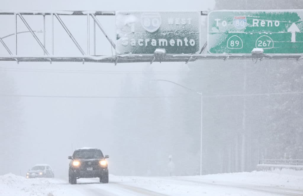 La Sierra Nevada, en California, está experimentando una poderosa tormenta de nieve que, aunque se espera que disminuya el domingo, las autoridades pronostican que habrá más nevadas intensas.