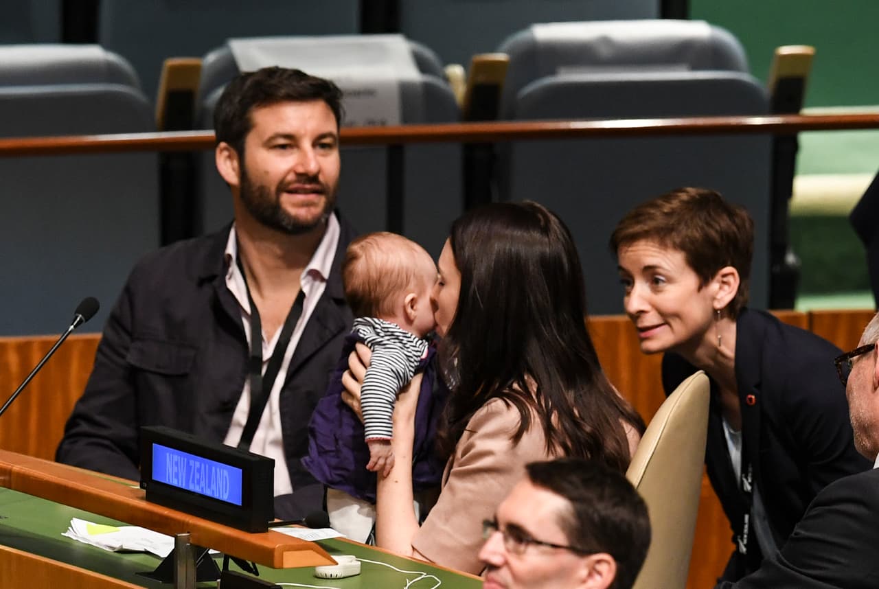 Jacinda Ardern es la segunda mujer en dar a luz en ejercicio de la presidencia de un país, la primera fue Benazir Bhutto, que alumbró a su segundo hijo en 1990 durante uno de sus mandatos. Su reciente maternidad no ha sido obstáculo para el ejercicio de su mandato, incluso tomó seis semanas de licencia de maternidad y fue cubierta por el segundo al mando.