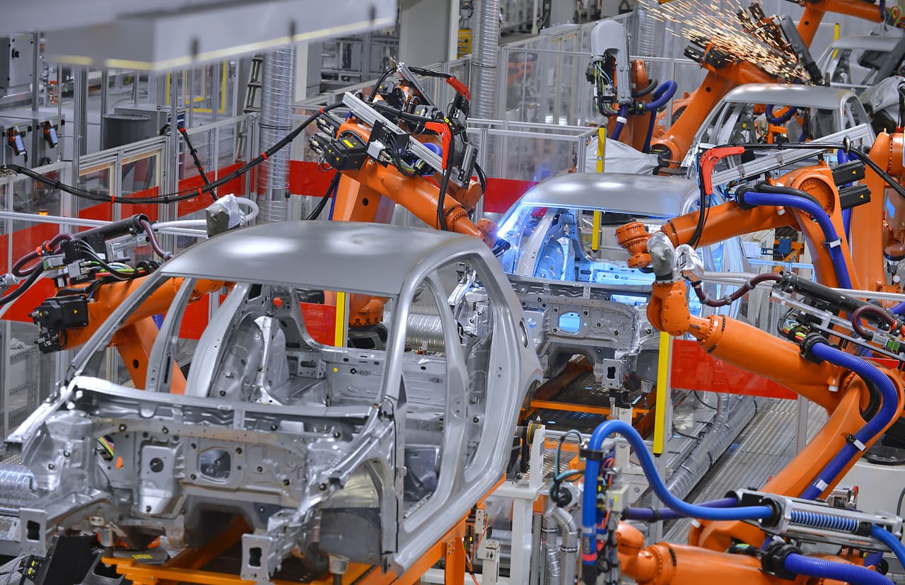 <b>Puesto 4. Ingenieros de aprendizaje automático</b>
<br>
<br>
<b>A qué se dedican:</b> desarrollan e implementan algoritmos y sistemas de inteligencia artificial autónomos para productos y aplicaciones. 
<br>
<br>
<b>Principal industria donde han sido contratados:</b> tecnología.
<br>
<br>
<b>Principales lugares donde han sido contratados:</b> San Francisco, Seattle y Los Ángeles.
<br>
<br>
<b>Salario anual:</b> entre 72,600 y 170,000 dólares. 
<br>
<br>
<b>Distribución de género:</b> 22.3% mujeres y 77.7% hombres.
<br>
<br>
<b>Experiencia previa promedio:</b> 4 años.
<br>
<br>
<b>Disponibilidad para el trabajo remoto:</b> 19.3%.