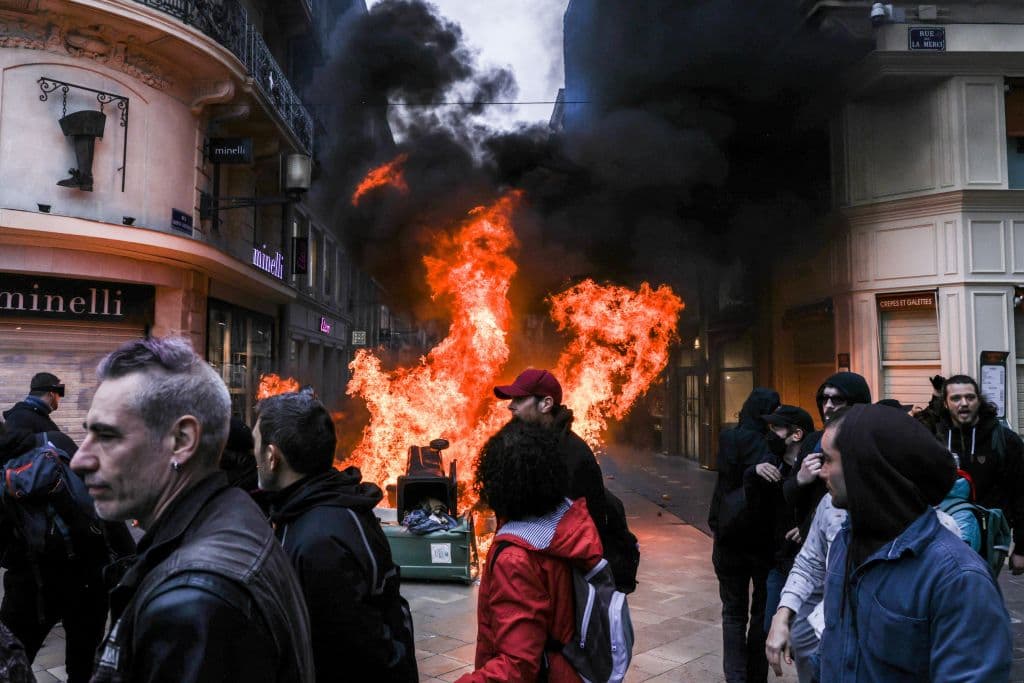La reforma que incendió al país pretende 
<b>retrasar la edad de la jubilación de 62 a 64 años para 2030</b> y adelantar a 2027 la exigencia de cotizar 43 años (y no 42 como ahora) para cobrar una pensión completa. 
<br>
<br>
<b>Mira también:</b> 
<a href="https://www.univision.com/noticias/edicion-digital/cuales-son-los-cambios-anunciados-para-la-edad-de-retiro-en-eeuu-y-como-afecta-a-quienes-esperan-jubilacion-video">¿Cuáles son los cambios anunciados para la edad de retiro en EEUU y cómo afecta a quienes esperan jubilación?</a>