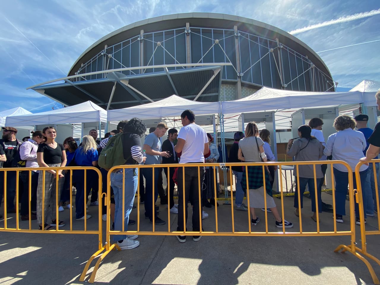 Las filas se comenzaron a formar a las afueras del Veterans Memorial Coliseum donde el candidato demócrata Bernie Sanders se dirige a sus simpatizantes para atraer su voto en las primarias de este 17 de marzo. La temperatura en Phoenix alcanza los 84 grados F.