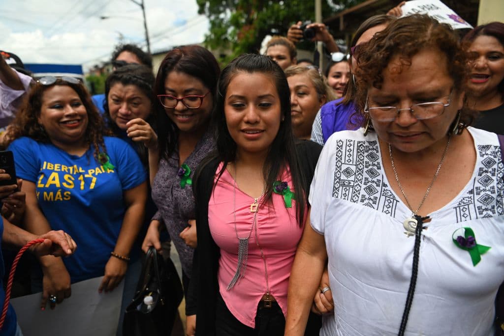 La activista feminista salvadoreña 
<a href="https://twitter.com/MorenaHerrera_/status/1163804131393441797" target="_blank">Morena Herrera</a> (derecha) fue otra de las que estuvo al lado de Evelyn en todo momento, apoyándola y cuidándola. Ahora, dice, seguirán buscando justicia para 
<a href="https://twitter.com/Las17ElSalvador" target="_blank">las mujeres que continúan presas por circunstancias similares. </a>