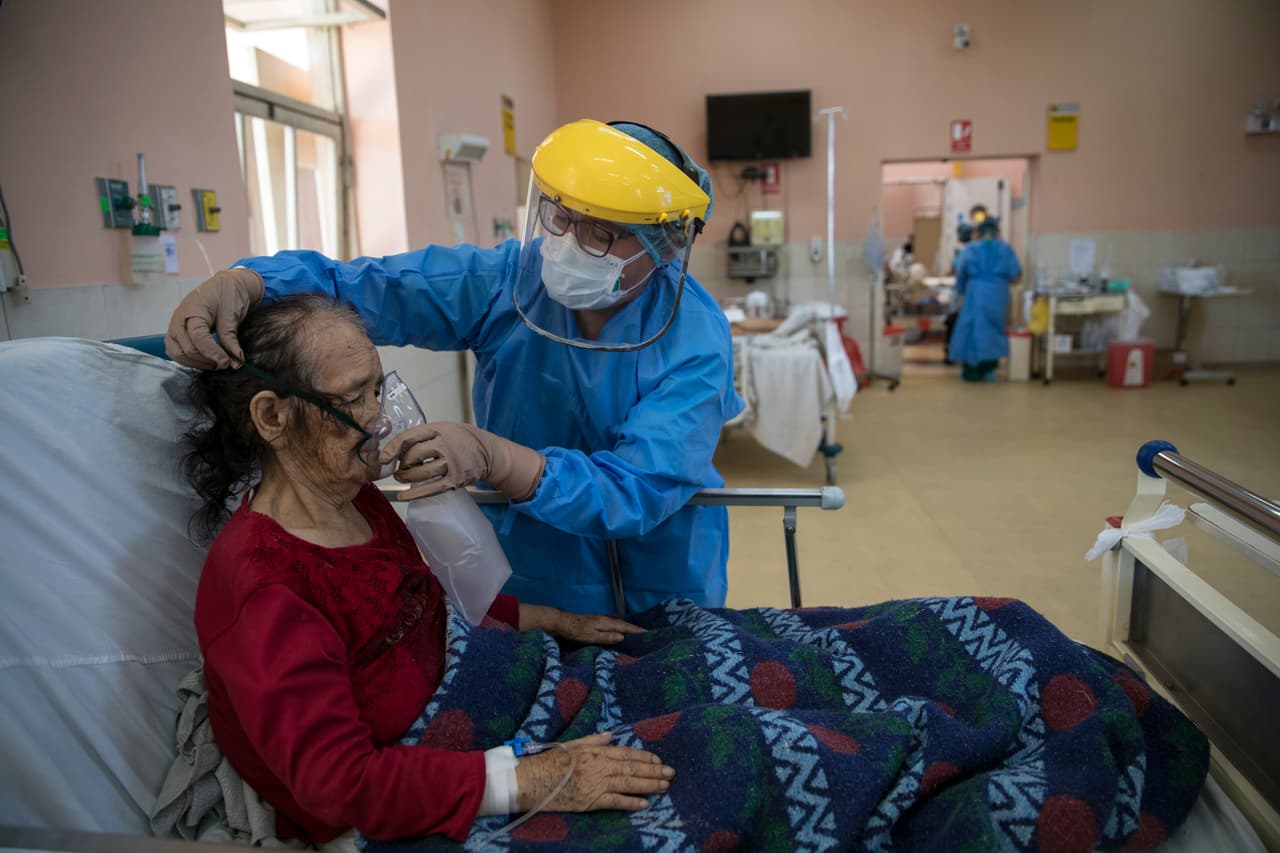 Es la primera vez que el Día Internacional de la Enfermera coincide con una pandemia. El 12 de mayo generalmente se conmemora con tarjetas y pasteles, pero este año las celebraciones han sido en los hospitales activos atendiendo la crisis. En la foto una enfermera coloca una máscara de oxígeno en un paciente dentro de la unidad de cuidados intensivos para personas con covid-19 en un hospital de Lima, Perú, el 17 de abril.