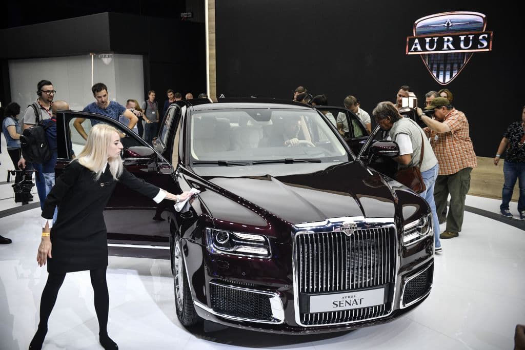 Los visitantes inspeccionan una versión sedán de la nueva limusina Aurus Senat del presidente ruso Vladimir Putin en el Salón Internacional del Automóvil de Moscú, el 29 de agosto de 2018.
