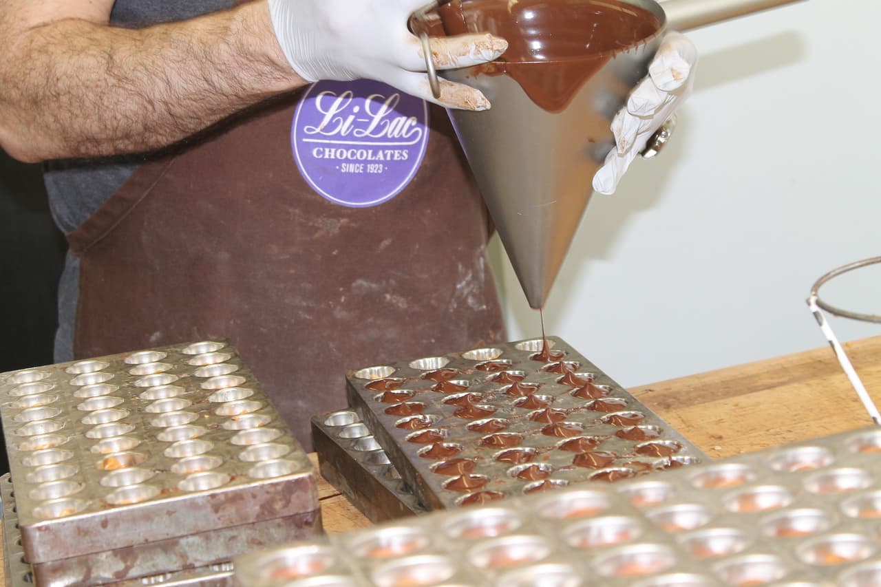 Puedes disfrutar de ricos chocolates en 
<b>Chocolates Li-Lac</b> ubicado en la calle 68 35th St, Brooklyn, NY 11232. Las horas so de 9 am hasta 5:30 pm