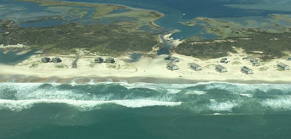 <b>Cape Lookout National Seashore </b>
<br>
<b>Sitio web</b>: 
<a href="https://home.nps.gov/calo/index.htm">https://home.nps.gov/calo/index.htm</a> 
<br>
<b><a href="https://maps.app.goo.gl/qUcpZYFWTUPZQ7W28">Cómo llegar</a> </b>
<br>
<br>Situada a lo largo de la Costa Cristal de Carolina del Norte, Cape Lookout National Seashore es uno de los destinos de playa con más potencial del estado. Esta remota colección de islas, a la que solo se puede acceder en barco o ferry, se extiende por aproximadamente 55 millas y brinda amplias oportunidades para descansar bajo el sol.