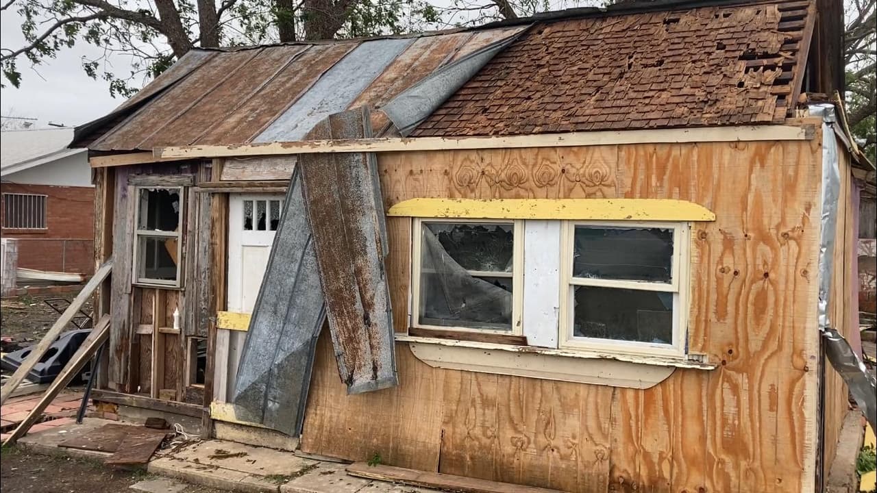 Durante la noche del 28 de abril, 
<a href="https://www.univision.com/local/san-antonio-kwex/tornado-granizo-y-aguaceros-tormentas-severas-frontera-y-san-antonio">se emitieron varias advertencias de tormentas afectando a condados de la zona fronteriza y el centro-sur de Texas.</a>