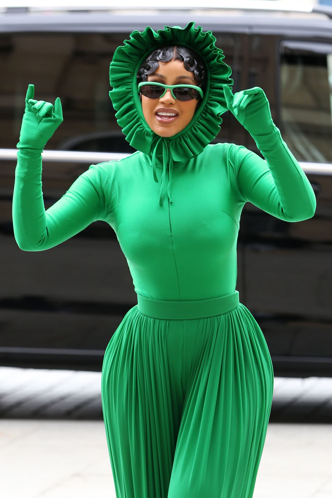 Se trata de un 
<b><a href="https://pagesix.com/2021/10/03/cardi-bs-green-paris-outfit-sparks-memes/" target="_blank">'catsuit' diseñado por Richard Quinn</a></b>, de acuerdo con datos publicados por Page Six. 
<br>