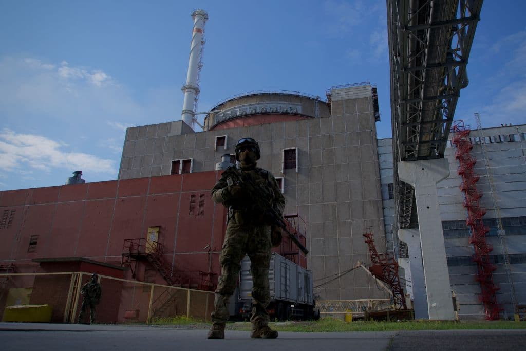 <b>El temor a un accidente nuclear</b>
<br>
<br>Una semana después de iniciada la guerra, fuerzas rusas atacaron la central nuclear de Zaporiyia, 
<a href="https://www.univision.com/noticias/mundo/zaporiyia-civiles-ucranianos-protegen-mayor-central-nuclear-europa">la planta nuclear más grande de Europa</a> provocando un incendio que puso en vilo al mundo y volvió a despertar los temores de una catastrofe nuclear, en el país donde ocurrió el peor accidente de este tipo en la historia: Chernobyl. En realidad el incendio ocurrió en un edificio que se encontraba a unos 500 metros de los reactores, pero el hecho sin precentes de atacar una instalación nuclear hizo saltar todas las alarmas. Desde ese día, la planta de Zaporiyia ha permanecido bajo control de las fuerzas rusas, que también ocuparon y usaron de base las abandonadas instalaciones de Chernobyl, desatando serias dudas de seguridad, incluso por la salud de los propios soldados rusos. 
<br>
<b>Lee más sobre este tema:</b> 
<a href="https://www.univision.com/noticias/mundo/ucrania-denuncia-irresponsabilidad-rusia-central-nuclear-chernobyl">El desorden de las fuerzas rusas en Chernobyl: saquearon la planta nuclear y cavaron trincheras en suelo radioactivo, denuncia Ucrania.</a>