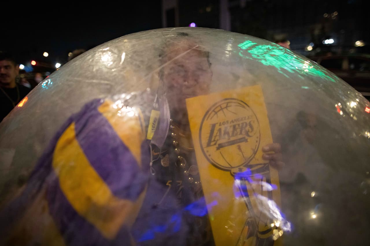 Sin importar las medidas sanitarias, fanáticos se reunieron para rendir tributo a su equipo tras 10 años de no ser campeón. Finalmente LeBron y compañía, consiguen un título más y se lo dedican a Kobe Bryant.