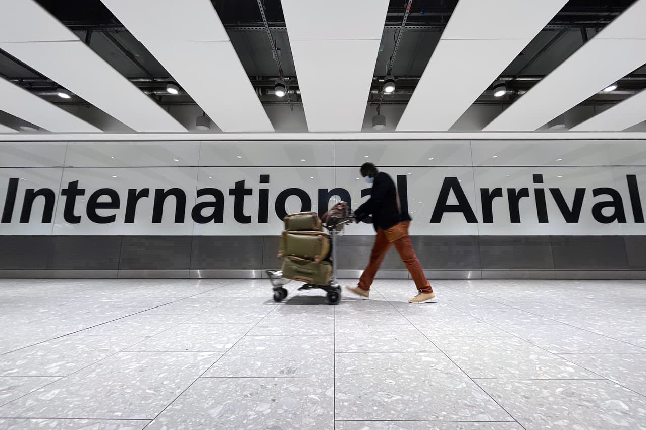 Desde que la OMS reportó la nueva variante ómicron, varios países, entre ellos 
<a href="https://www.univision.com/noticias/salud/restricciones-viaje-ayudar-propagacion-nueva-variante-omicron">EEUU, se apresuraran a restringir los viajes aéreos provenientes Sudáfrica</a> y otros países africanos vecinos, incluso antes de que los científicos diesen pautas concluyentes sobre la nueva variante. Durante el fin de semana, además de naciones del sur de África, se han reportado casos en 
<b>Reino Unido, Bélgica, Portugal, Israel, China y Canadá.</b>