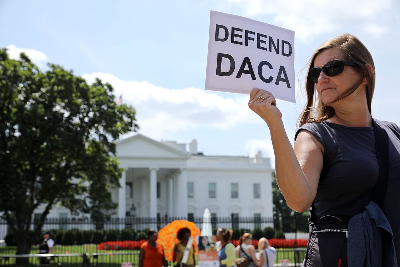 Juez de Texas ordena al gobierno de Biden suspender el procesamiento de nuevos permisos de DACA