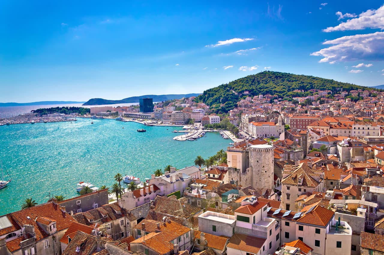 <b>Croacia</b>
<br>
<br>También fue parte de Yugoslavia. Entró en la OTAN en 2009 y hoy tiene cerca de cuatro millones de habitantes. Yugoslavia existió entre 1929 y 2003, cuando se dividió. 
<br>
<br>El fin de la Unión Soviética significó también el fin del Pacto de Varsovia y el mundo cambió radicalmente. Especialmente porque muchos países comunistas adoptaron la economía de mercado y se acercaron cultural y económicamente al occidente de Europa y a Estados Unidos.
<br>