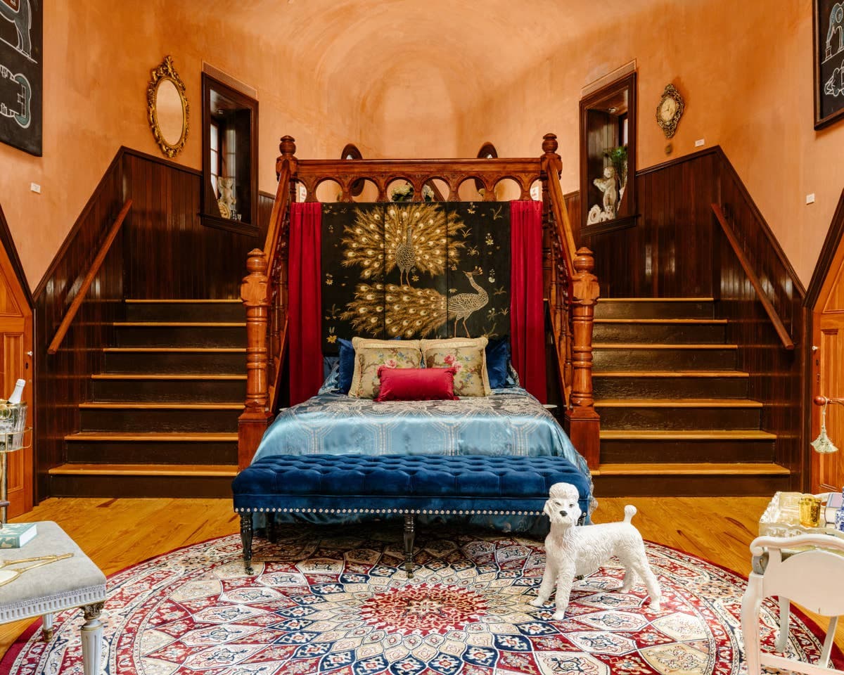 Con decoración victoriana y escalinatas de madera, el Comité para Salvar a Lucy y el equipo de Airbnb querían que el interior del lugar se pareciera al de una casa de verano de 1902.