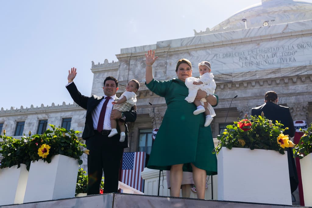 El matrimonio expuso en la grabación de 34 minutos, que son los dueños de un vehículo Jeep clásico. 
<b>"¿De qué año es el Jeep, papi?"</b>, pregunta la gobernadora de Puerto Rico, a lo que su esposo responde: "Es un CJ 5 del 1974".
<br>
<br>En ese vehículo, revela en el podcast Jenniffer González, "nos escapamos 
<b>a dar vueltitas</b>".
