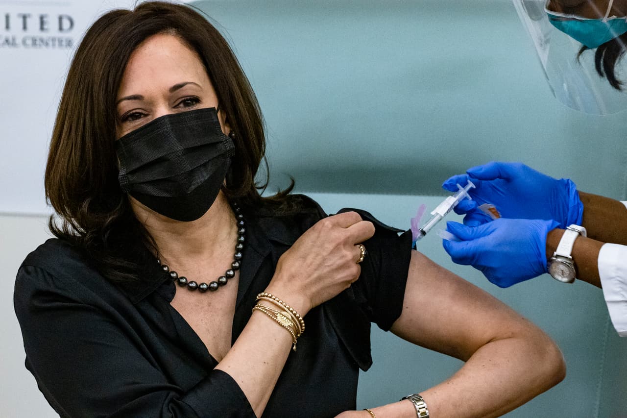 Biden y Harris han dejado pasar un tiempo entre la aplicación de sus vacunas por recomendación de expertos médicos, según la portavoz de transición Jen Psaki. 
<br>