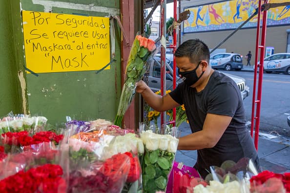 El fin de semana del Día de la Madre, además de las flores, las mascarillas también abundaron en el Distrito de las Flores más grande de Estados Unidos.